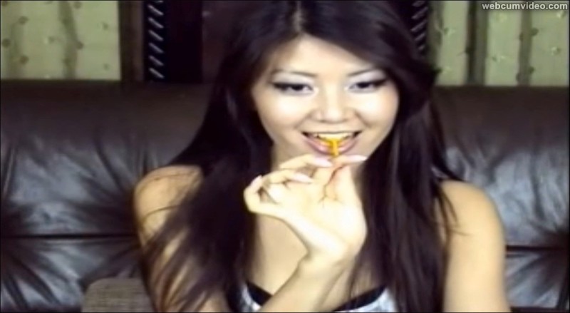 Rayhona spreads her Pussy Video 14